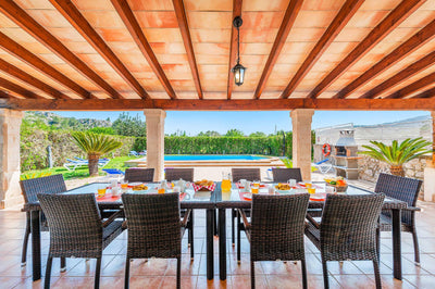 Terrasse der Finca Sa Vinya bei Pollença, Mallorca