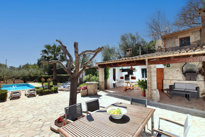 Terrasse der Finca Son Celesti bei Pollença, Mallorca