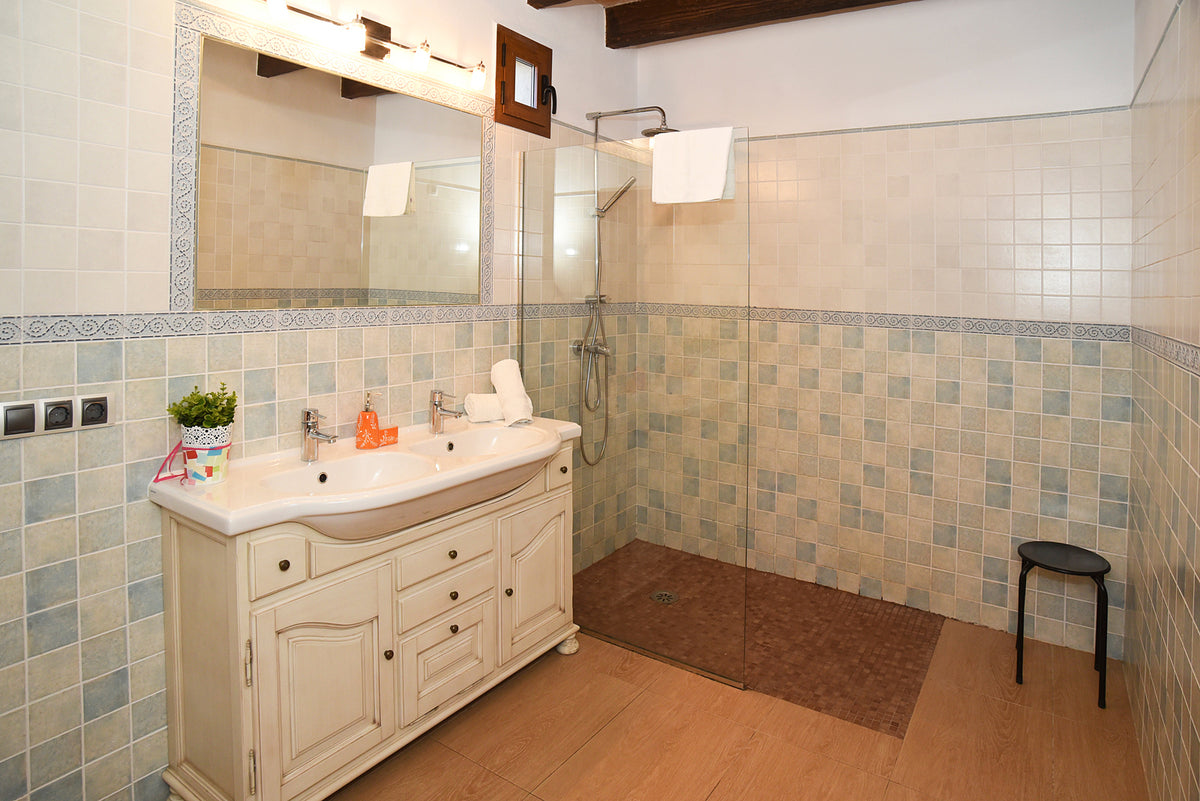 Blick ins Badezimmer der Finca Son Lluny bei Sencelles, Mallorca