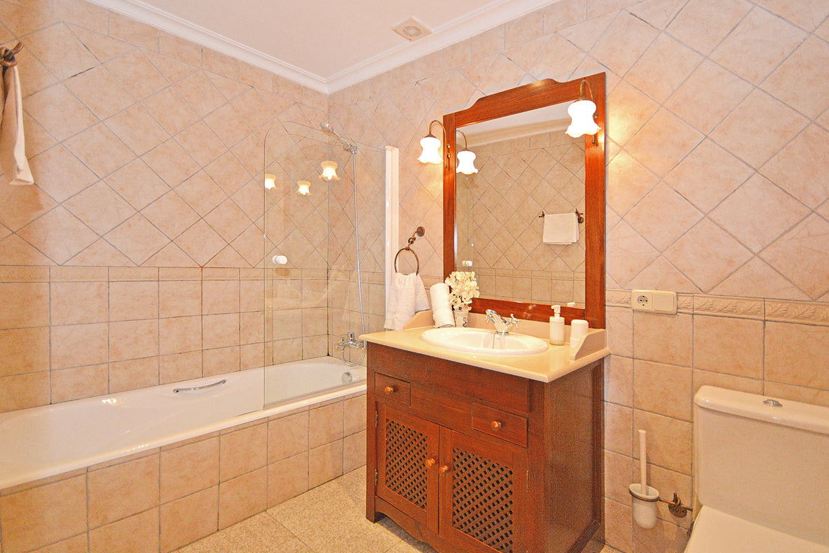Blick ins Badezimmer der Finca Son Lluny bei Sencelles, Mallorca