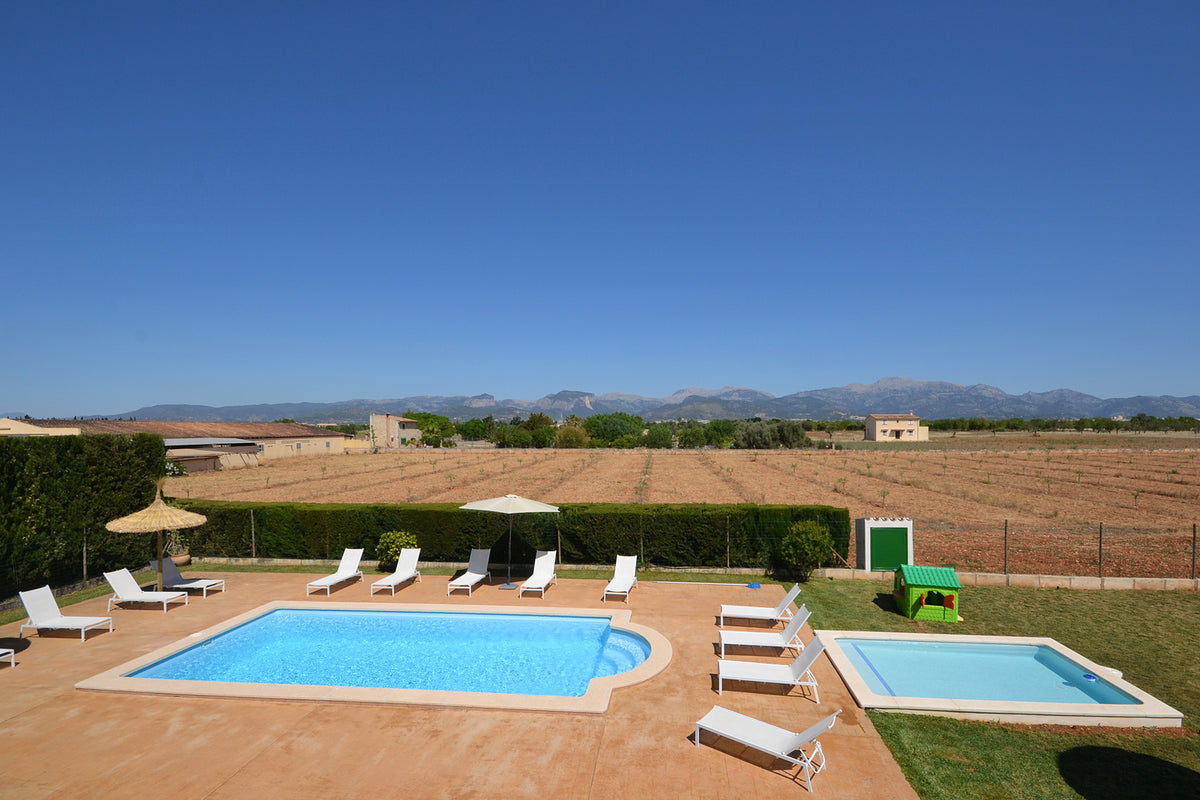 Poolbereich der Finca Son Lluny bei Sencelles, Mallorca