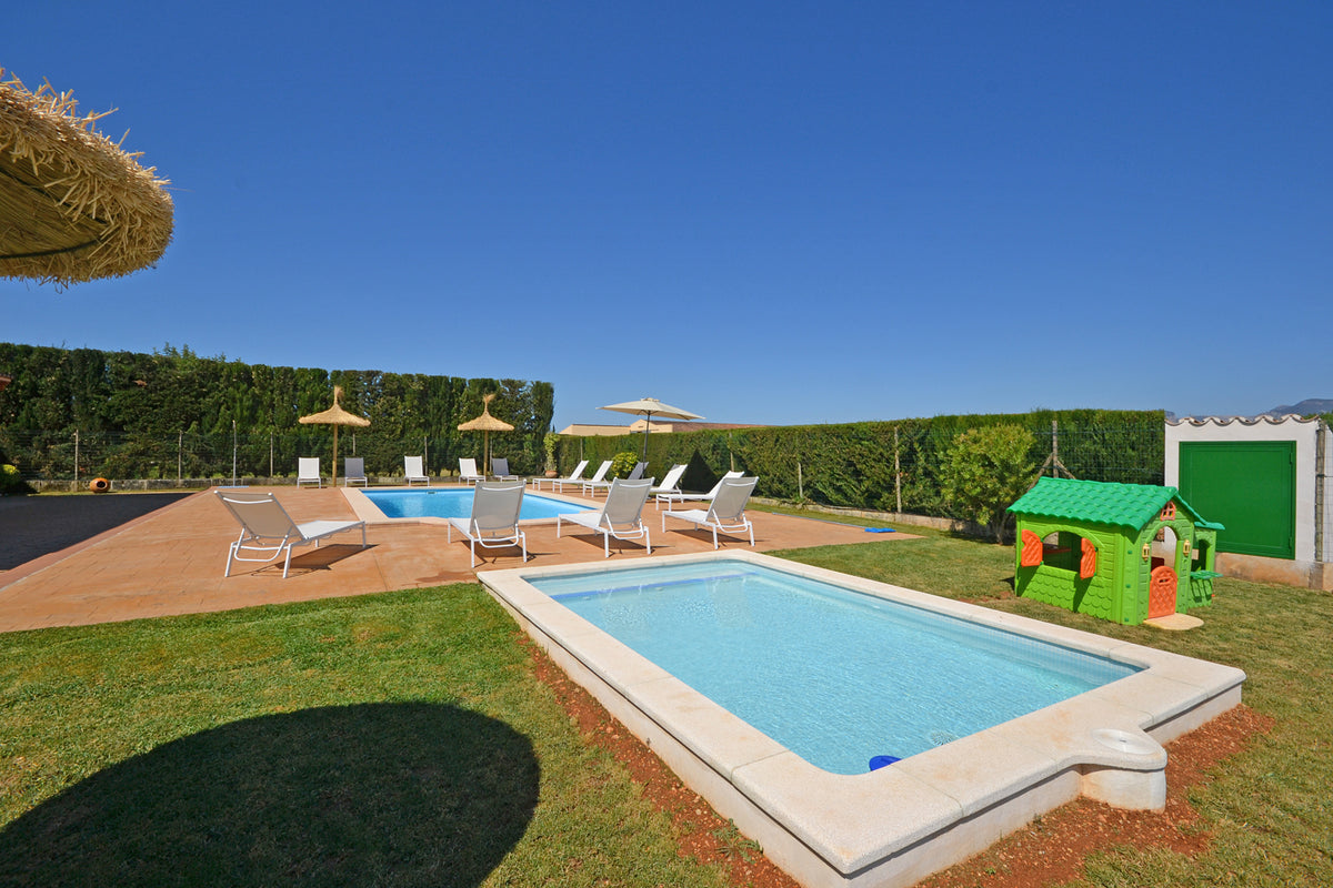 Blick über den Pool der Finca Son Lluny bei Sencelles, Mallorca