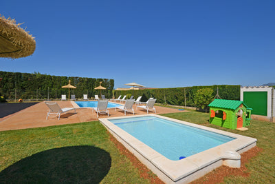 Blick über den Pool der Finca Son Lluny bei Sencelles, Mallorca