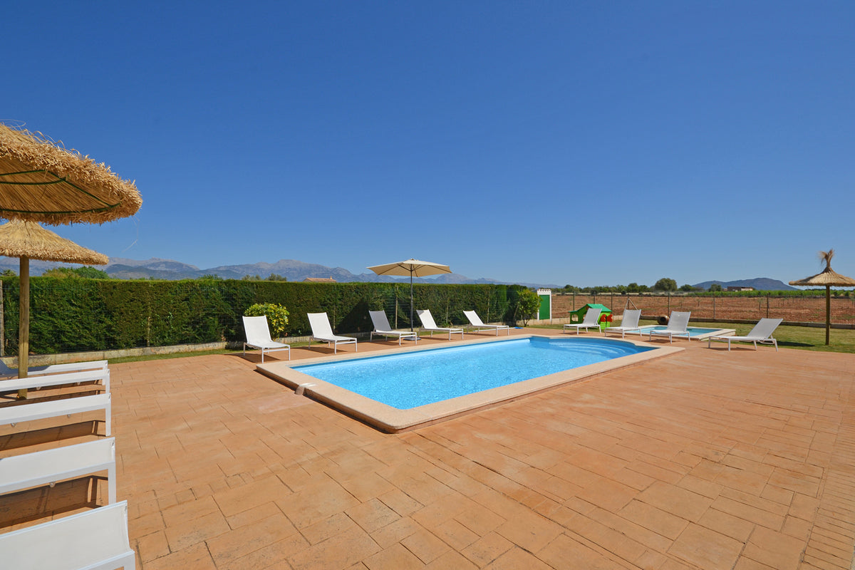 Blick über den Pool der Finca Son Lluny bei Sencelles, Mallorca