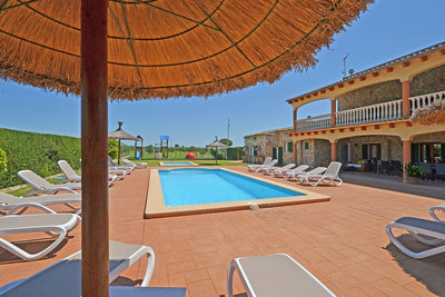 Blick über den Pool der Finca Son Lluny bei Sencelles, Mallorca