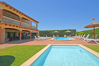Blick über den Pool der Finca Son Lluny bei Sencelles, Mallorca