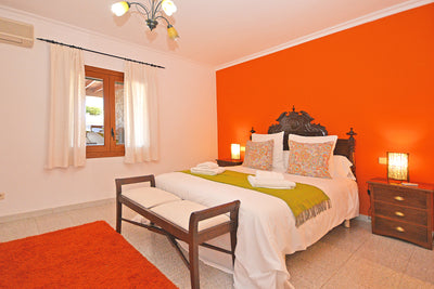 Blick ins Schlafzimmer der Finca Son Lluny bei Sencelles, Mallorca