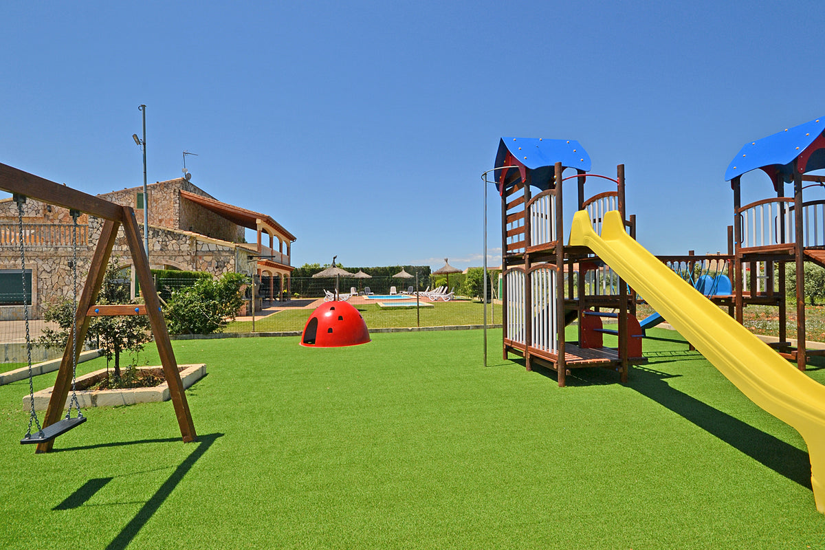 Spielgeräte im Garten – Finca Son Lluny bei Sencelles, Mallorca