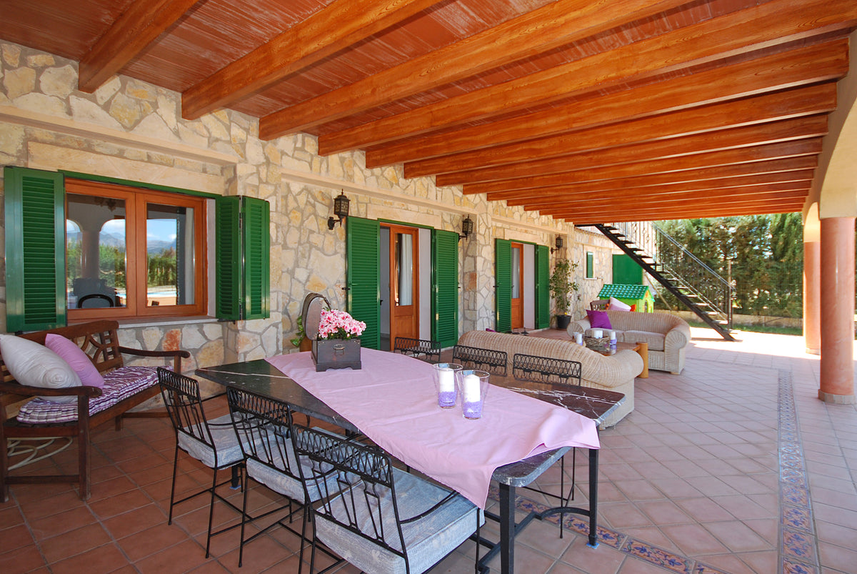 Überdachte Veranda der Finca Son Lluny bei Sencelles, Mallorca