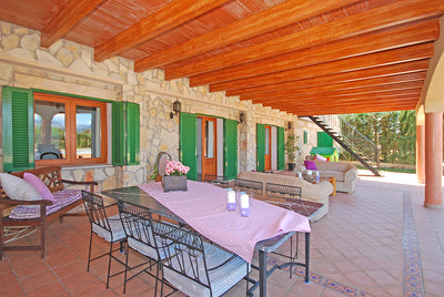 Überdachte Veranda der Finca Son Lluny bei Sencelles, Mallorca