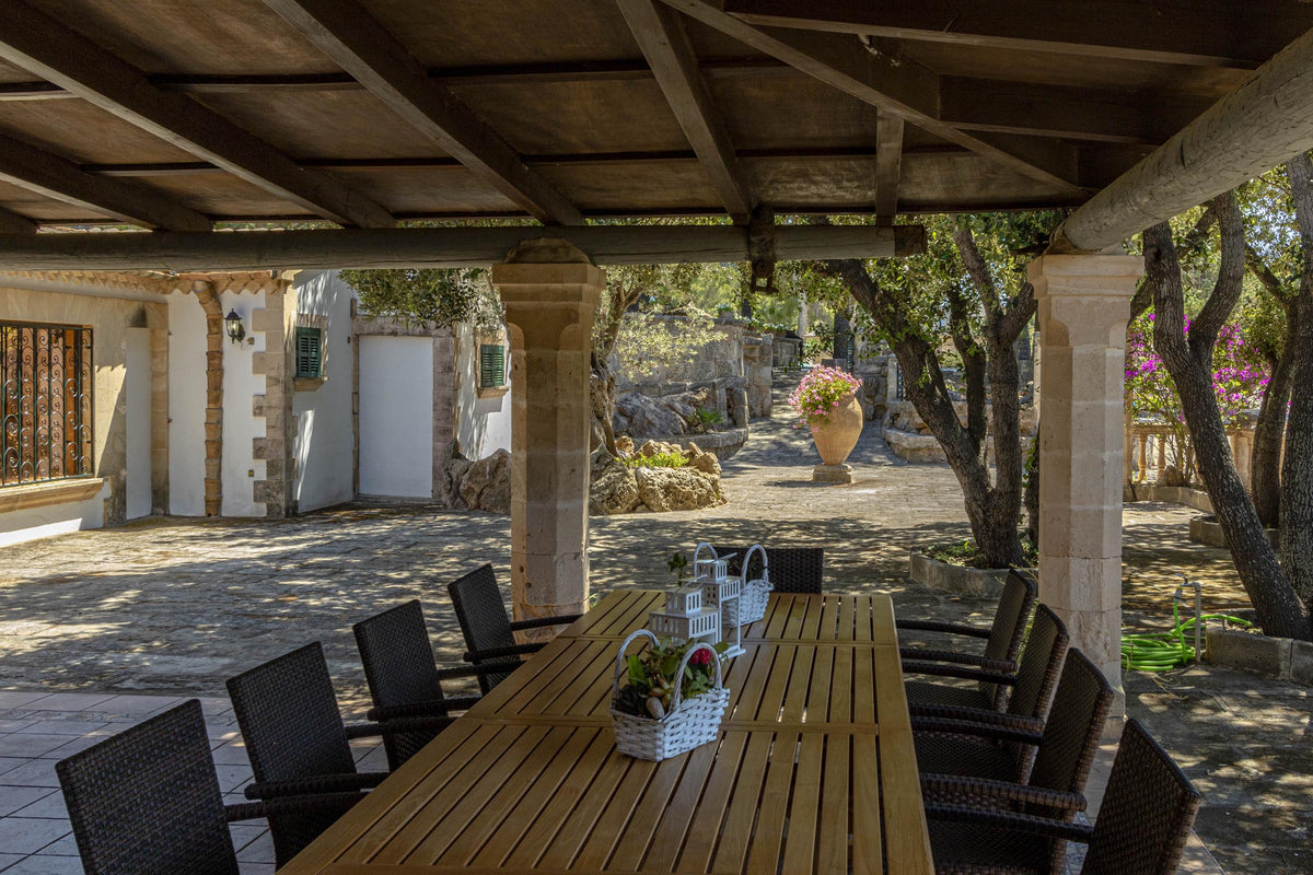 Terrasse der Finca Voramar Real bei Cala Sant Vicenç, Mallorca
