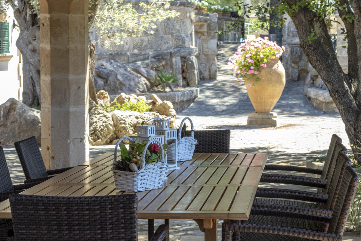 Terrasse der Finca Voramar Real bei Cala Sant Vicenç, Mallorca