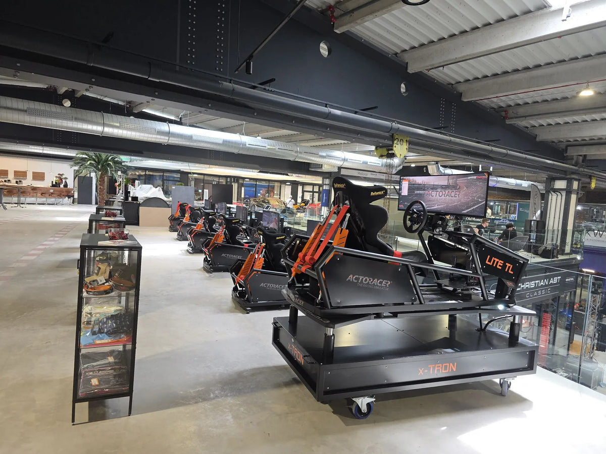 Supersportwagen und Oldtimer in der Motorworld Mallorca