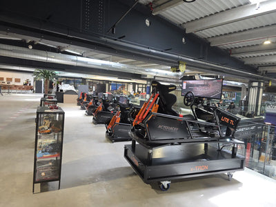 Supersportwagen und Oldtimer in der Motorworld Mallorca