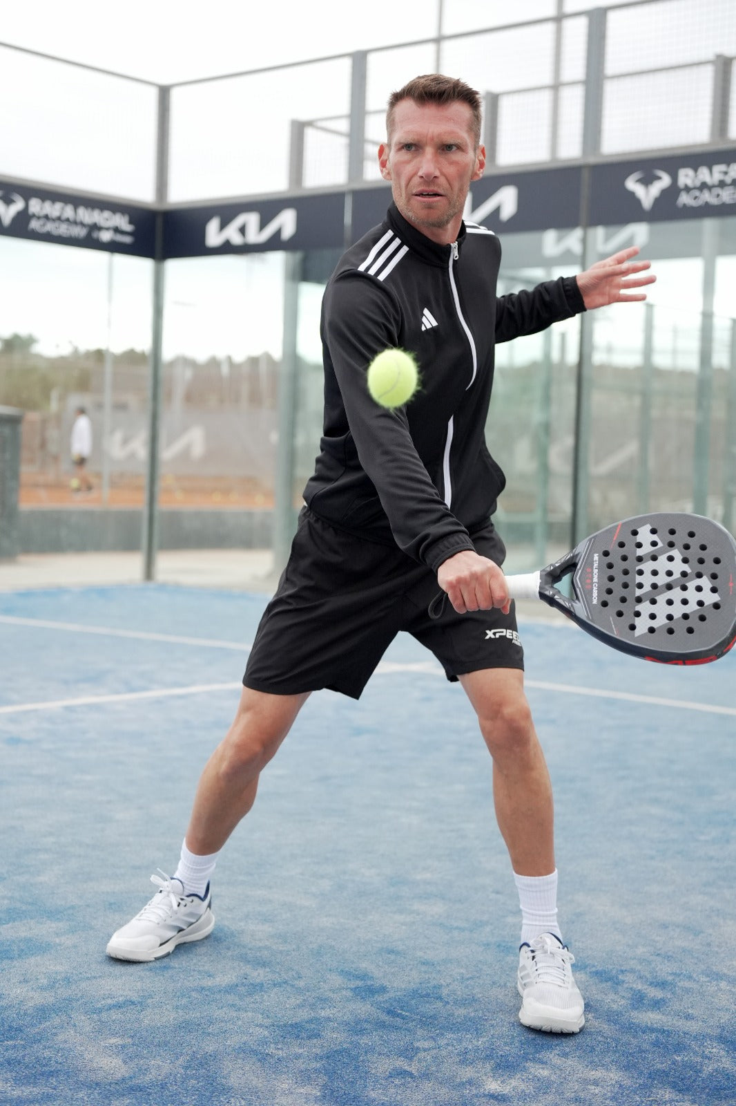 Padeltraining auf Mallorca: Trainer von Enjoy Padel beim Rückhandschlag