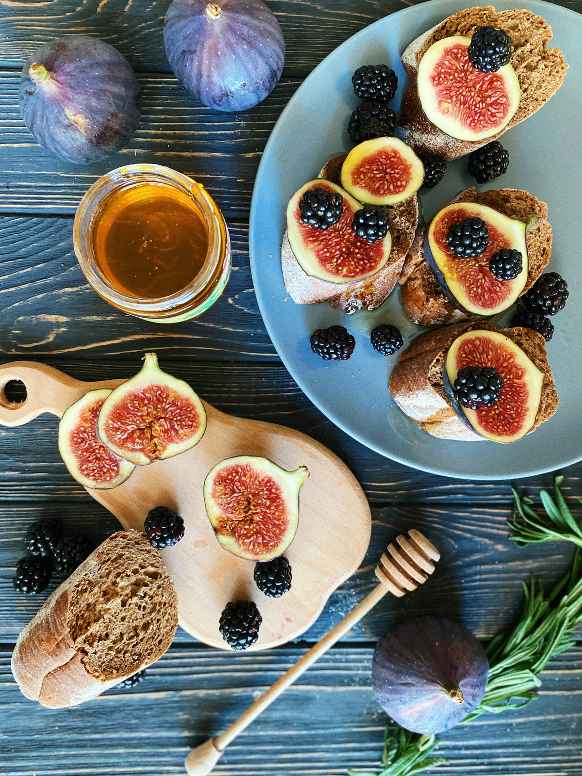 Mahón-Käse vom Grill mit Rosmarinhonig und Feigen