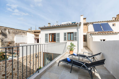 Terrasse des Stadthauses Sa Pedra bei Pollença, Mallorca