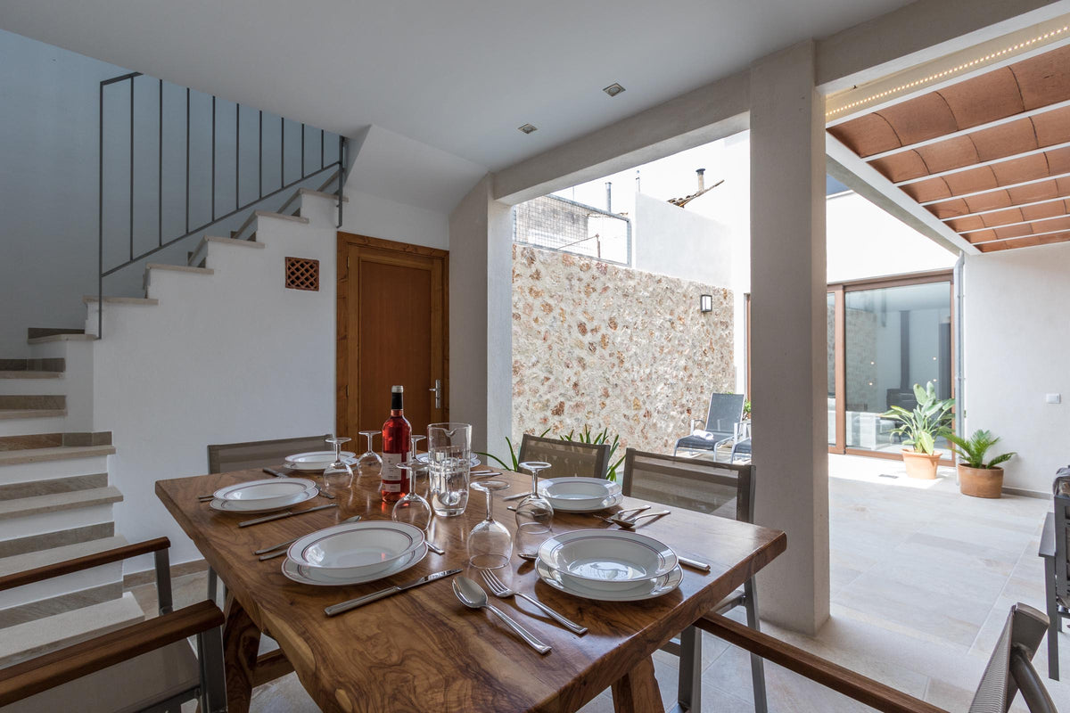 Terrasse des Stadthauses Sa Pedra bei Pollença, Mallorca