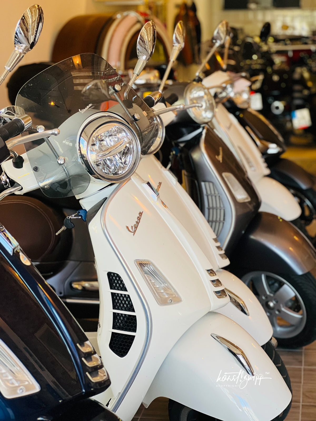 Brandneue Vespas im Vespa House Paguera