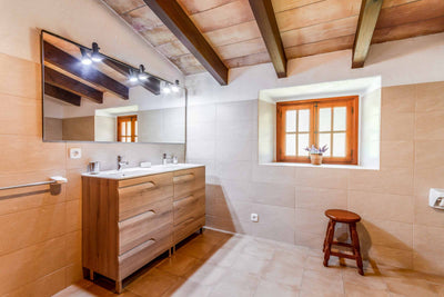 Badezimmer der Villa del Sol Vich bei Cala Sant Vicenç, Mallorca