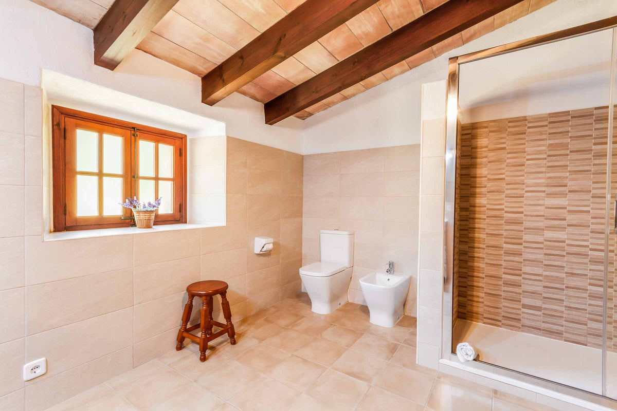 Badezimmer der Villa del Sol Vich bei Cala Sant Vicenç, Mallorca