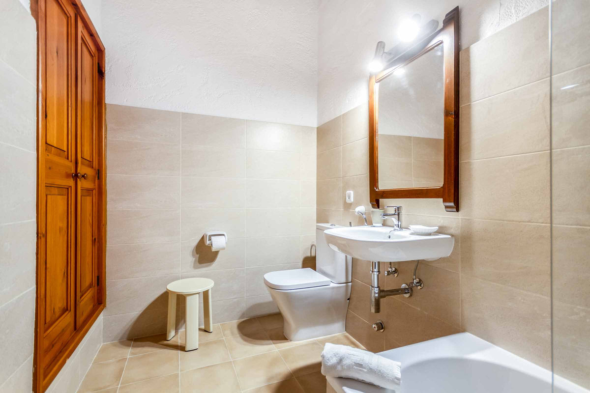 Badezimmer der Villa del Sol Vich bei Cala Sant Vicenç, Mallorca