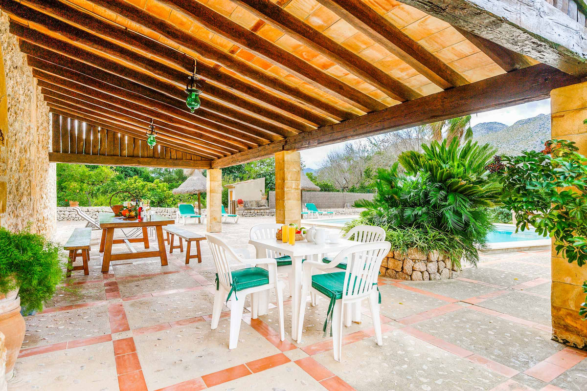 Terrasse der Villa del Sol Vich bei Cala Sant Vicenç, Mallorca