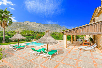 Terrasse der Villa del Sol Vich bei Cala Sant Vicenç, Mallorca
