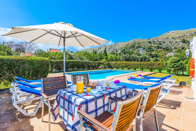 Terrasse der Villa Encantada bei Port de Pollença, Mallorca