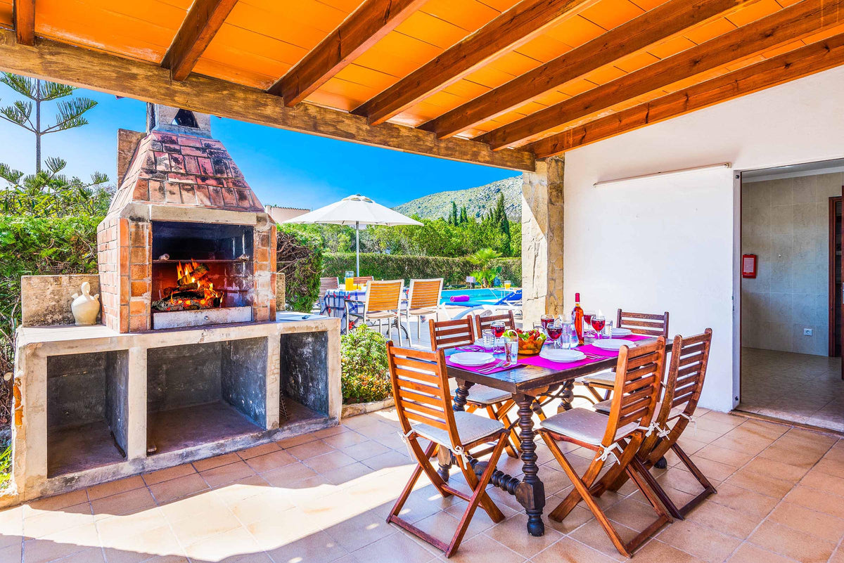 Terrasse der Villa Encantada bei Port de Pollença, Mallorca