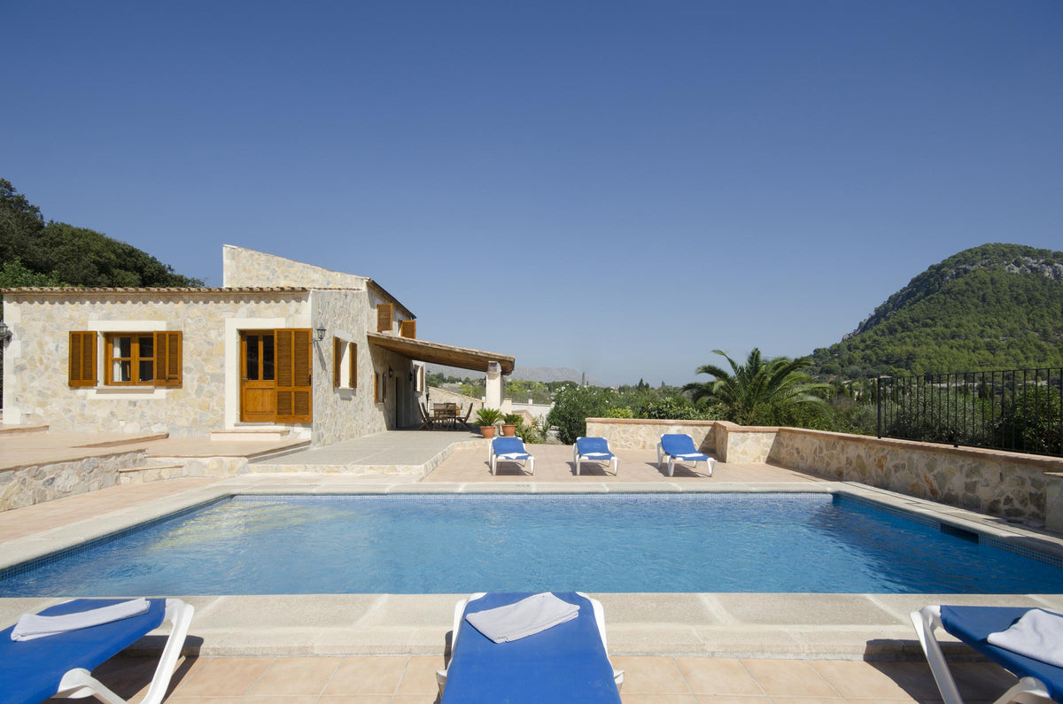 Pool der Villa Es Rafal bei Pollença, Mallorca