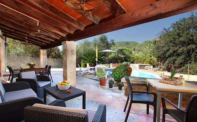 Terrasse der Villa Es Redoli bei Pollença, Mallorca