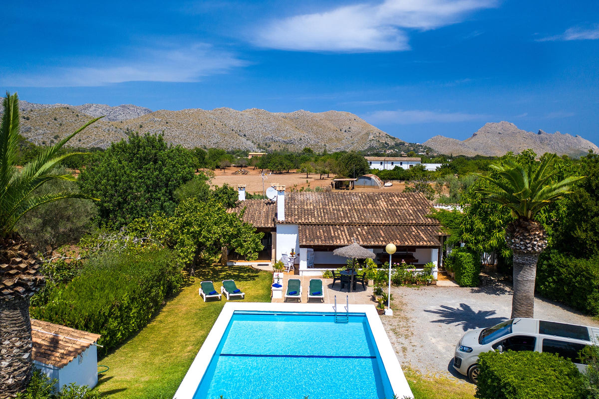 Pool der Villa Maravida bei Pollença, Mallorca