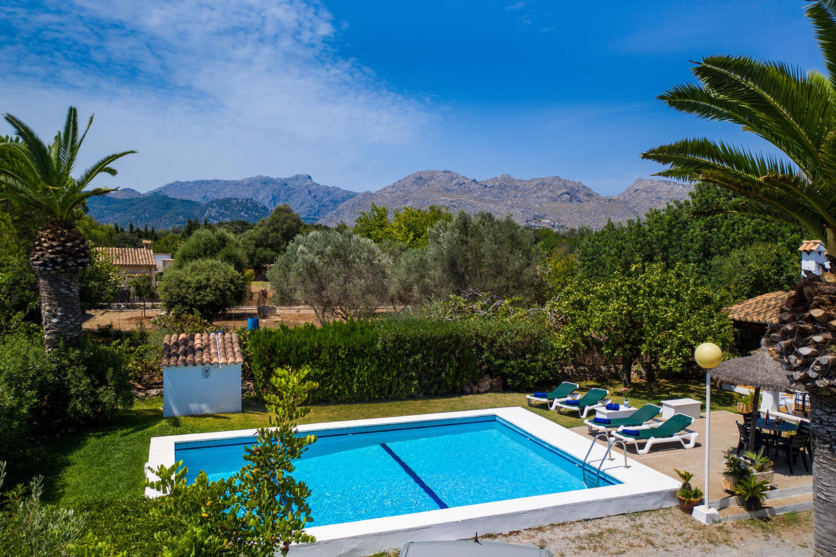 Pool der Villa Maravida bei Pollença, Mallorca