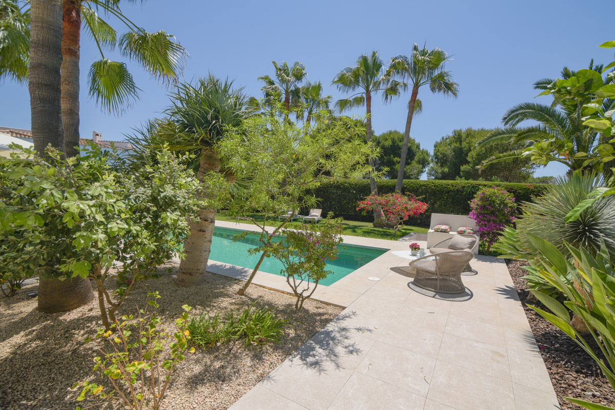 Blick über den Pool der Villa Marie Sol in Cala Pi, Mallorca