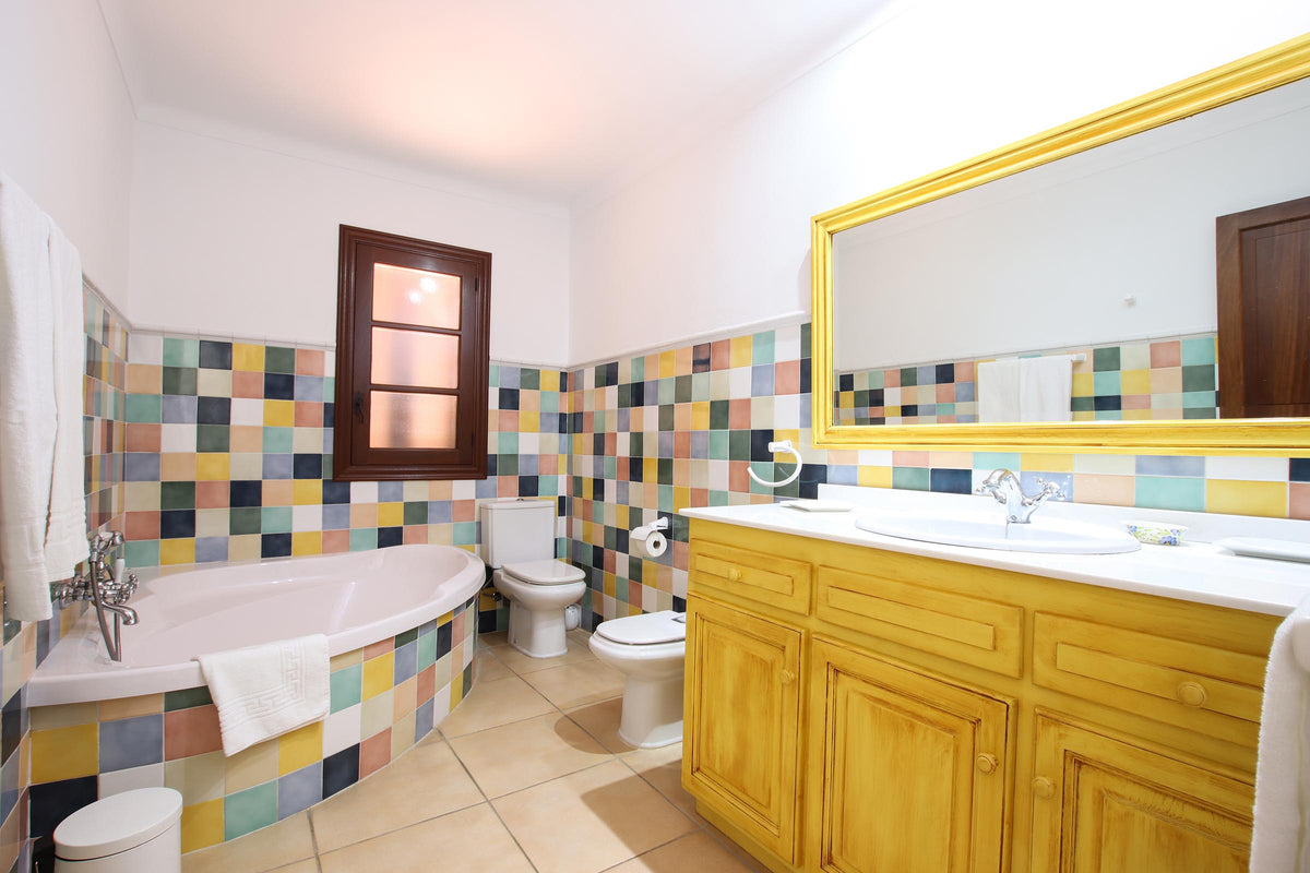 Badezimmer der Villa Miraplomera bei Pollença, Mallorca
