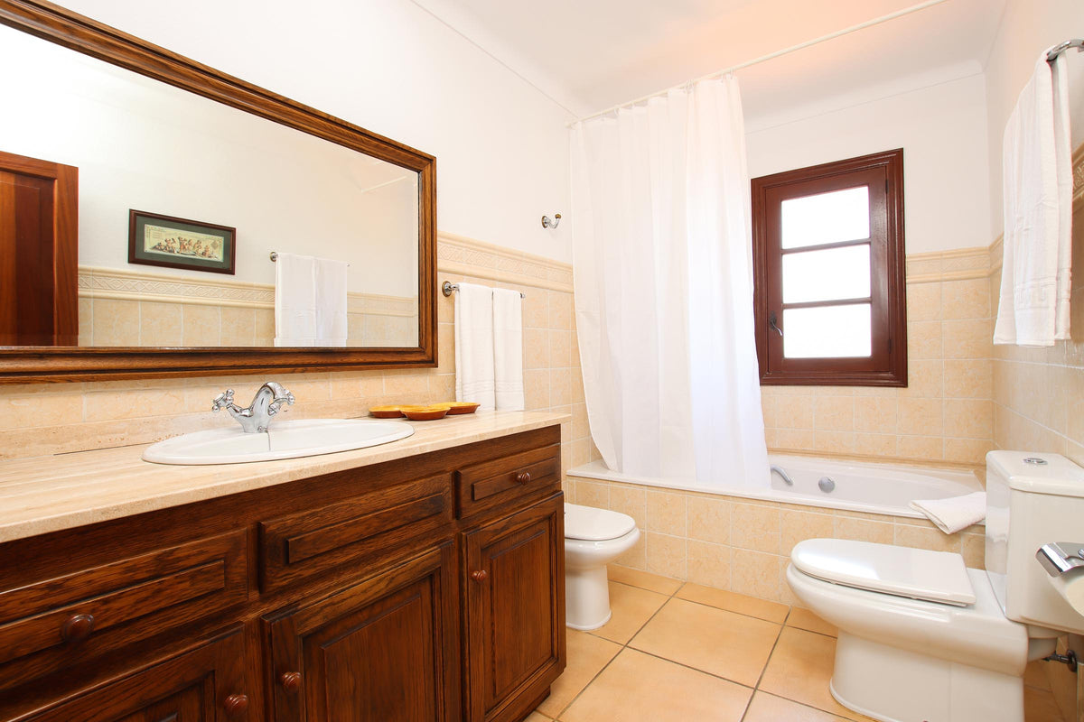 Badezimmer der Villa Miraplomera bei Pollença, Mallorca