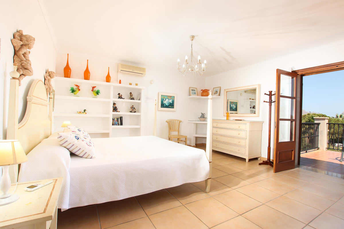 Schlafzimmer der Villa Miraplomera bei Pollença, Mallorca