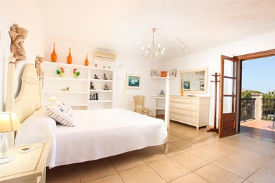 Schlafzimmer der Villa Miraplomera bei Pollença, Mallorca