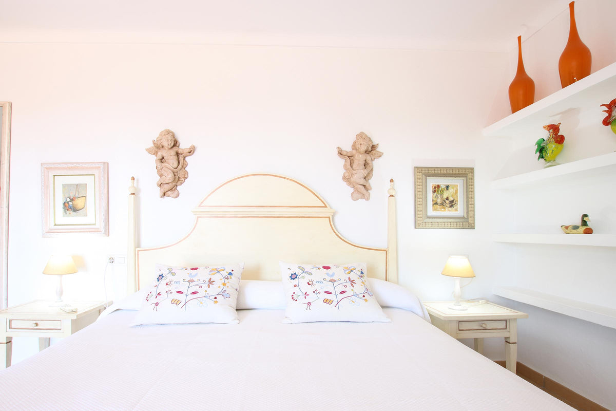 Schlafzimmer der Villa Miraplomera bei Pollença, Mallorca