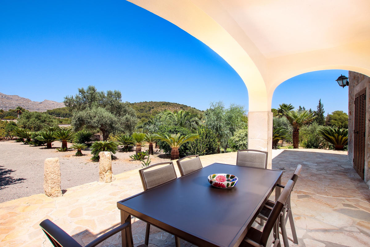 Terrasse der Villa Miraplomera bei Pollença, Mallorca