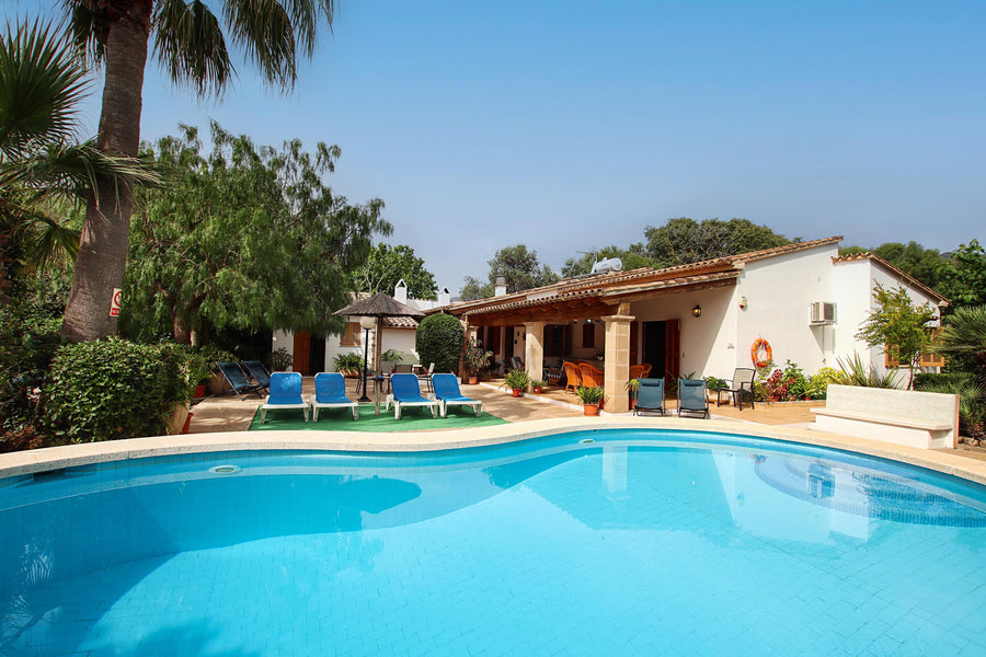 Pool der Villa Natura bei Pollença, Mallorca