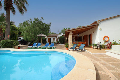 Pool der Villa Natura bei Pollença, Mallorca