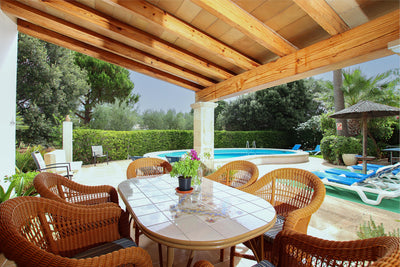 Terrasse der Villa Natura bei Pollença, Mallorca