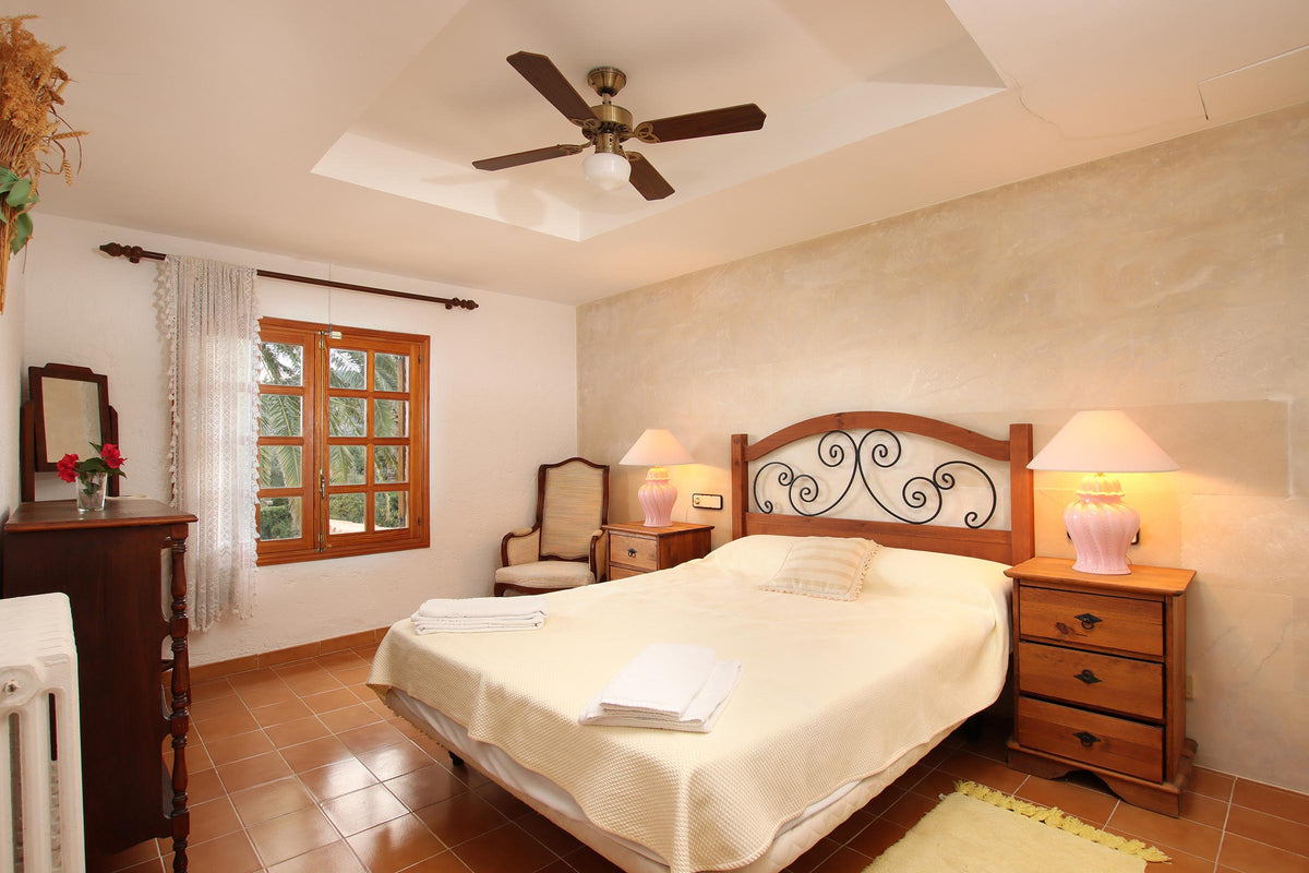 Schlafzimmer der Villa Sa Lluna bei Pollença, Mallorca