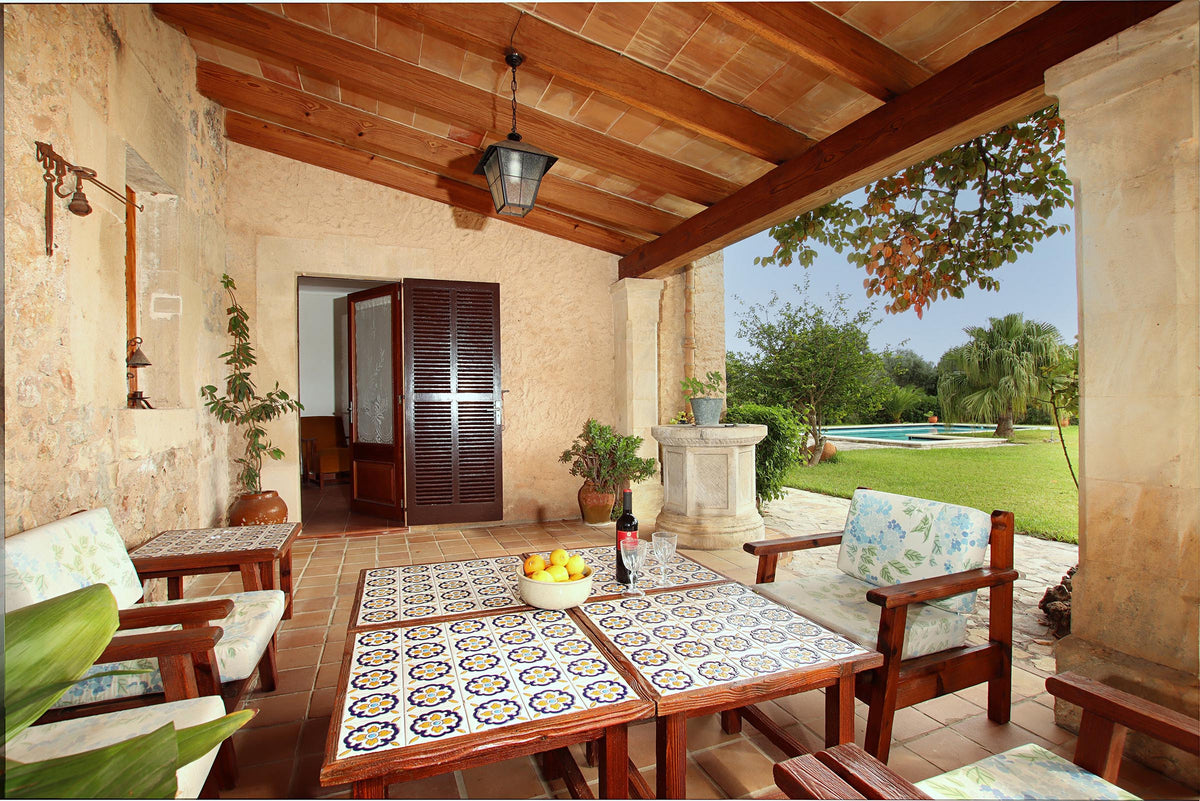 Terrasse der Villa Sa Lluna bei Pollença, Mallorca