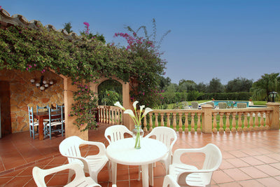 Terrasse der Villa Sa Lluna bei Pollença, Mallorca