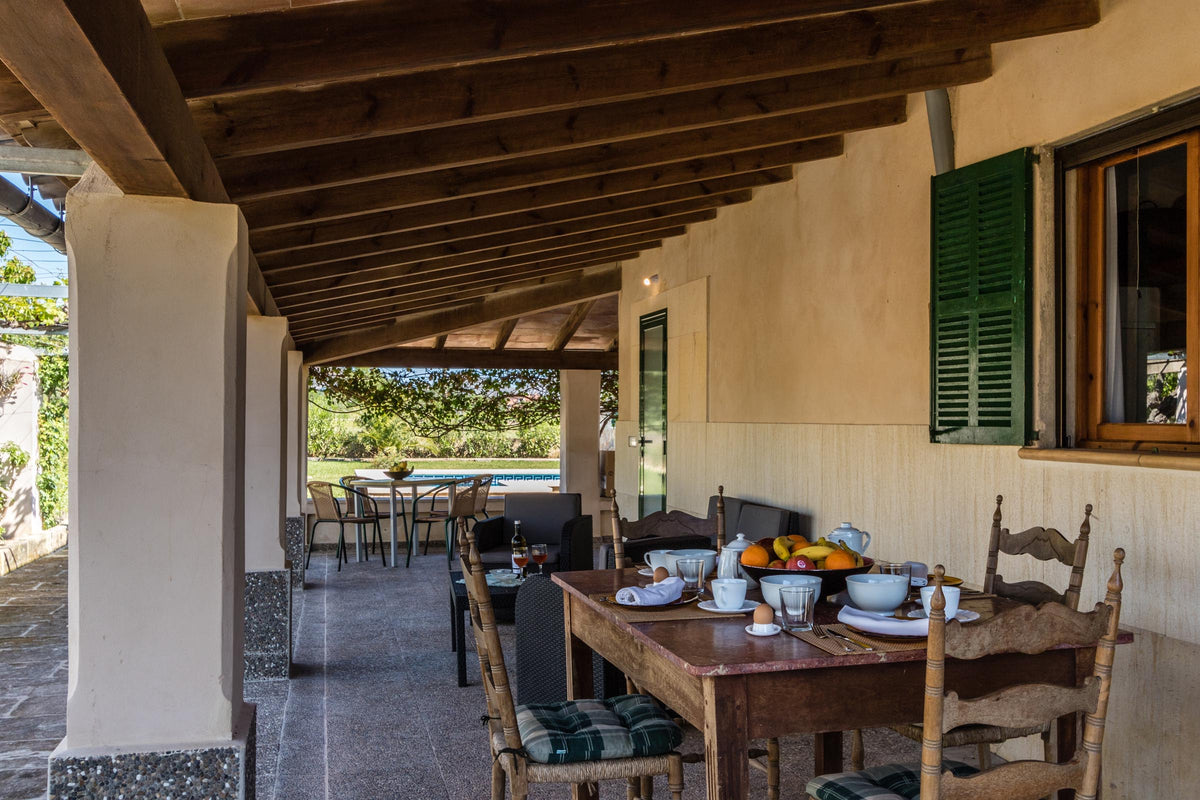 Terrasse der Villa Solanda bei Pollença, Mallorca
